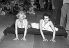 marilyn-monroe-and-jane-russell-cement-their-handprints-and
